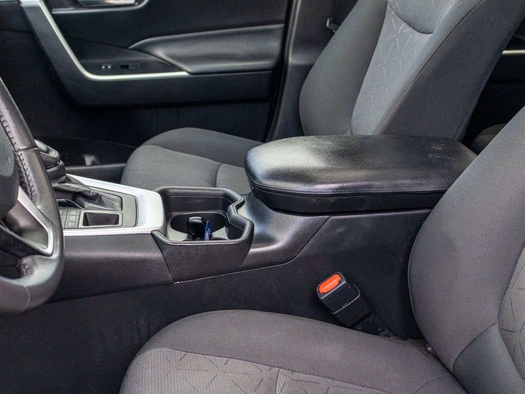 2021 Toyota RAV4 XLE AWD **JAMAIS ACCIDENTÉ+TOIT+CARPLAY+MAG** in Saint-Jérôme, Quebec - 27 - w1024h768px