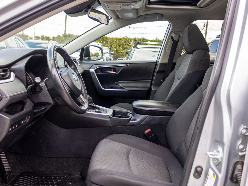 2021 Toyota RAV4 XLE AWD **JAMAIS ACCIDENTÉ+TOIT+CARPLAY+MAG** in Saint-Jérôme, Quebec - 24 - w1024h768px