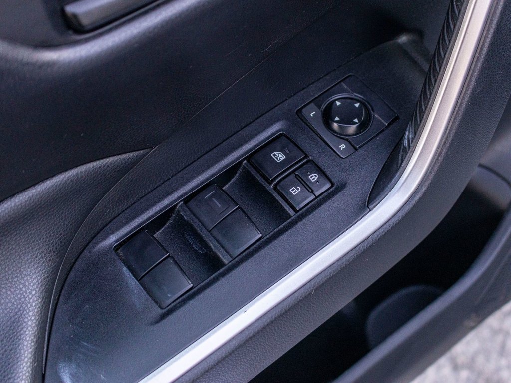 2021 Toyota RAV4 LE AWD **JAMAIS ACCIDENTÉ+CARPLAY+CAMÉRA** in Charlemagne, Quebec - 27 - w1024h768px