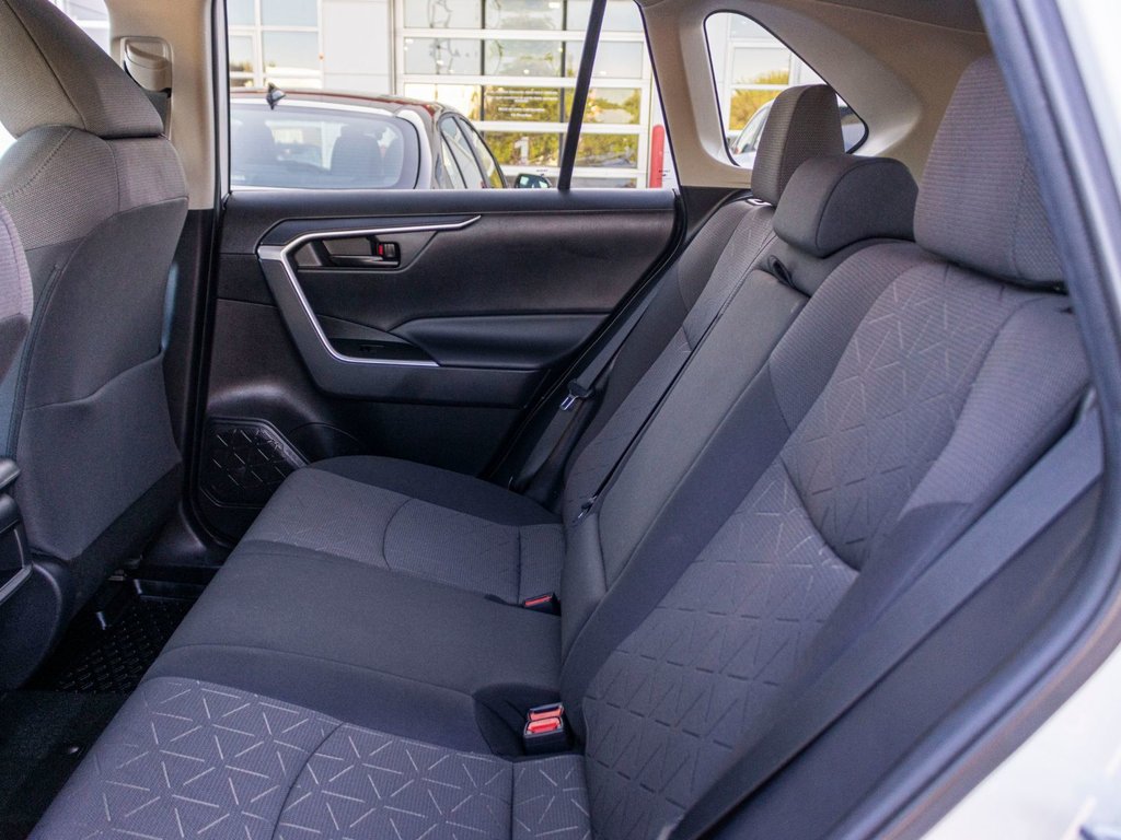 2021 Toyota RAV4 LE AWD **JAMAIS ACCIDENTÉ+CARPLAY+CAMÉRA** in Charlemagne, Quebec - 28 - w1024h768px