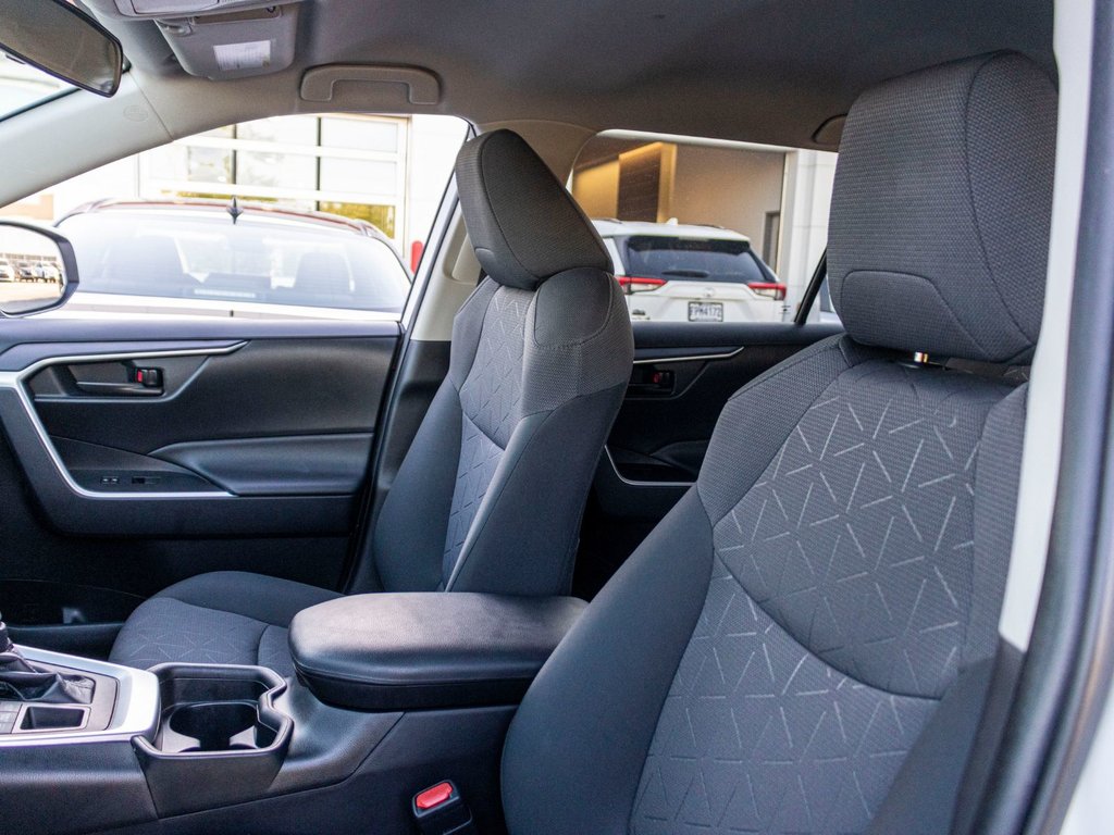 2021 Toyota RAV4 LE AWD **JAMAIS ACCIDENTÉ+CARPLAY+CAMÉRA** in Charlemagne, Quebec - 25 - w1024h768px