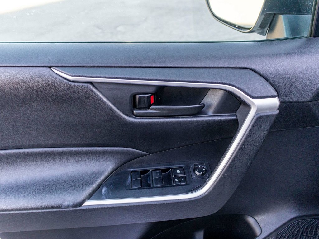 2021 Toyota RAV4 LE AWD **JAMAIS ACCIDENTÉ+CARPLAY+CAMÉRA** in Charlemagne, Quebec - 26 - w1024h768px