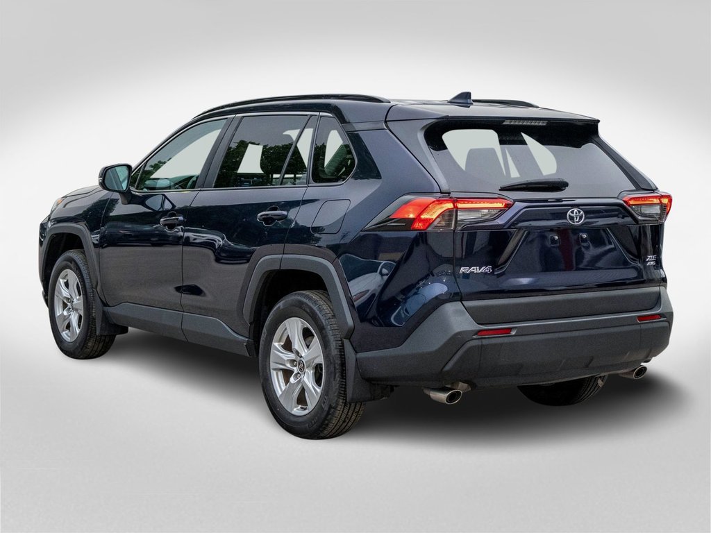 Toyota RAV4 XLE AWD **SIÈGES AVANT CHAUFFANTS + TOIT OUVRANT 2021 à Saint-Jérôme, Québec - 4 - w1024h768px