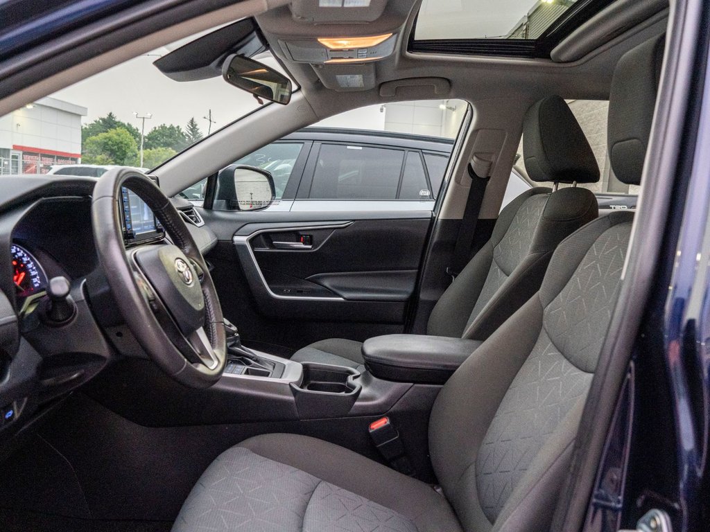 Toyota RAV4 XLE AWD **SIÈGES AVANT CHAUFFANTS + TOIT OUVRANT 2021 à Saint-Jérôme, Québec - 18 - w1024h768px