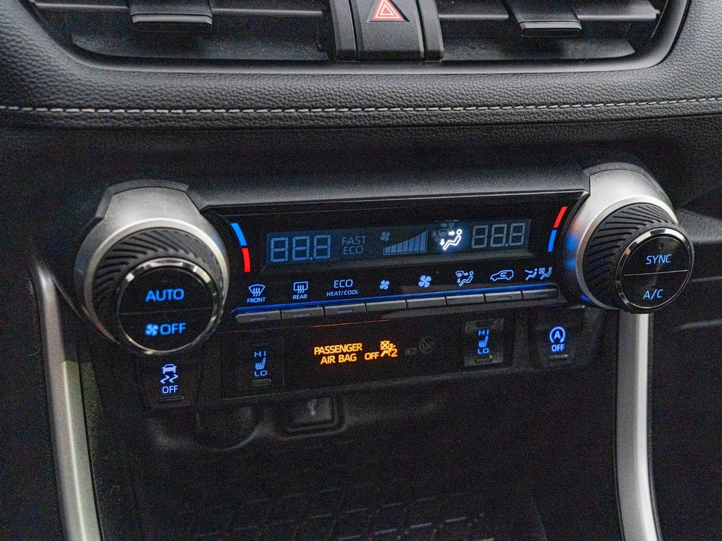 Toyota RAV4 XLE AWD **SIÈGES AVANT CHAUFFANTS + TOIT OUVRANT 2021 à Saint-Jérôme, Québec - 13 - w1024h768px