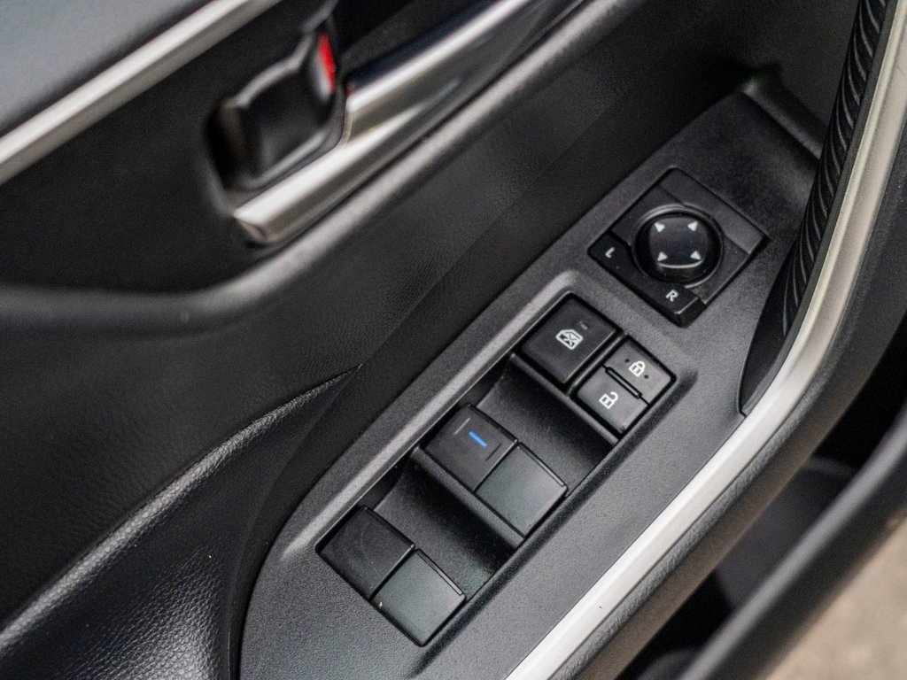 Toyota RAV4 XLE AWD **SIÈGES AVANT CHAUFFANTS + TOIT OUVRANT 2021 à Saint-Jérôme, Québec - 21 - w1024h768px