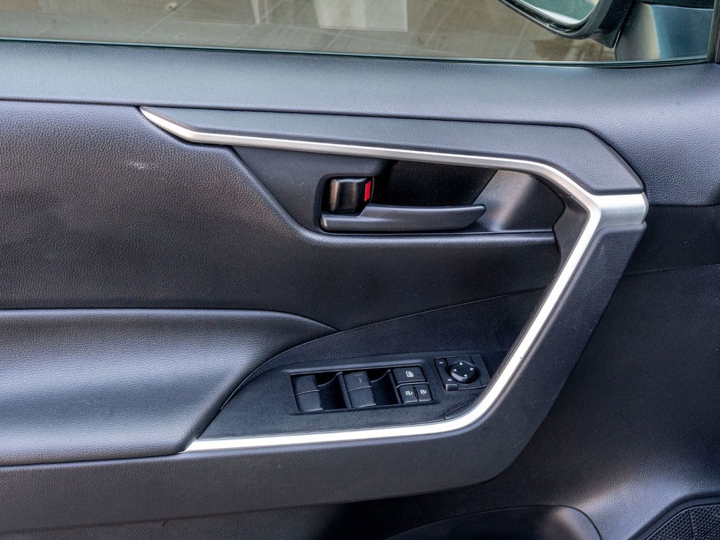 2021 Toyota RAV4 LE AWD **JAMAIS ACCIDENTÉ+CARPLAY+CAMÉRA** in Saint-Jérôme, Quebec - 27 - w1024h768px