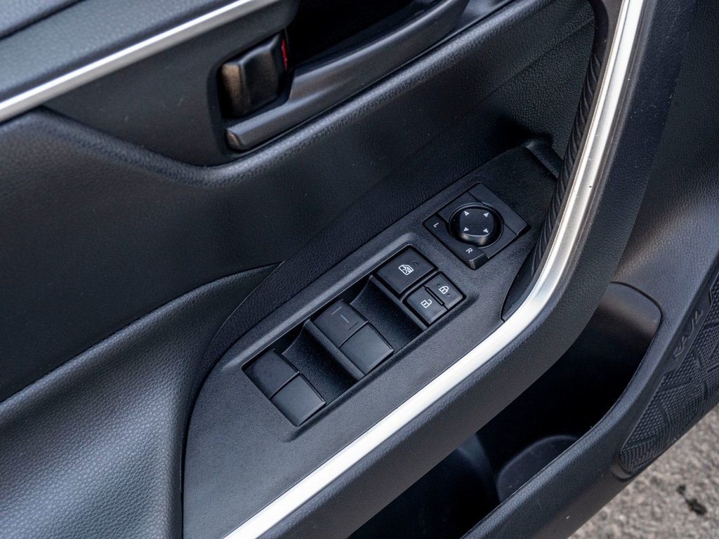 2021 Toyota RAV4 LE AWD **JAMAIS ACCIDENTÉ+CARPLAY+CAMÉRA** in Saint-Jérôme, Quebec - 28 - w1024h768px