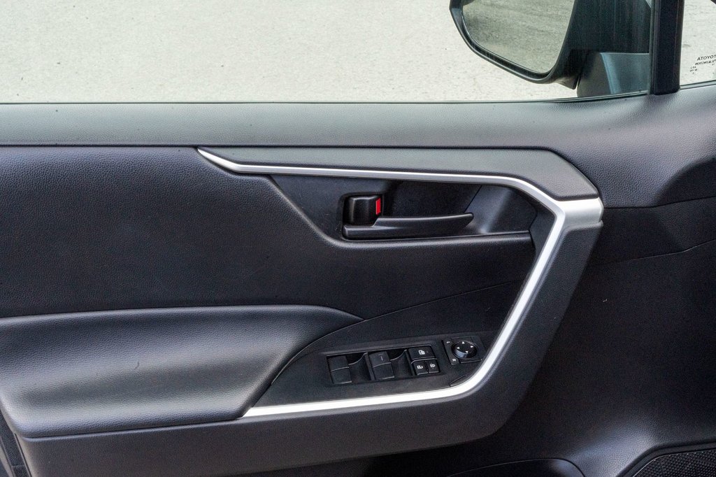 2022 Toyota RAV4 LE AWD **JAMAIS ACCIDENTÉ+CAMÉRA+CARPLAY** in Charlemagne, Quebec - 21 - w1024h768px