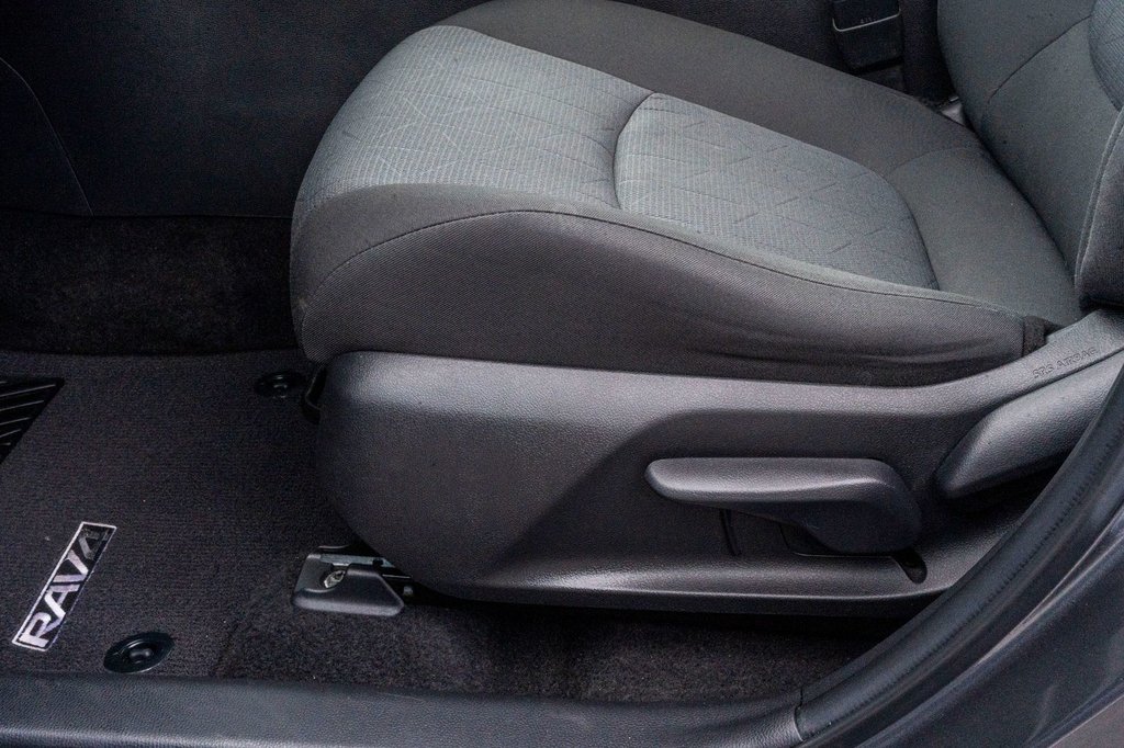 2022 Toyota RAV4 LE AWD **JAMAIS ACCIDENTÉ+CAMÉRA+CARPLAY** in Charlemagne, Quebec - 20 - w1024h768px