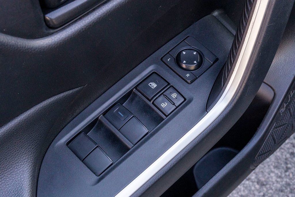 2022 Toyota RAV4 LE AWD **JAMAIS ACCIDENTÉ+CARPLAY+CAMÉRA** in Charlemagne, Quebec - 23 - w1024h768px