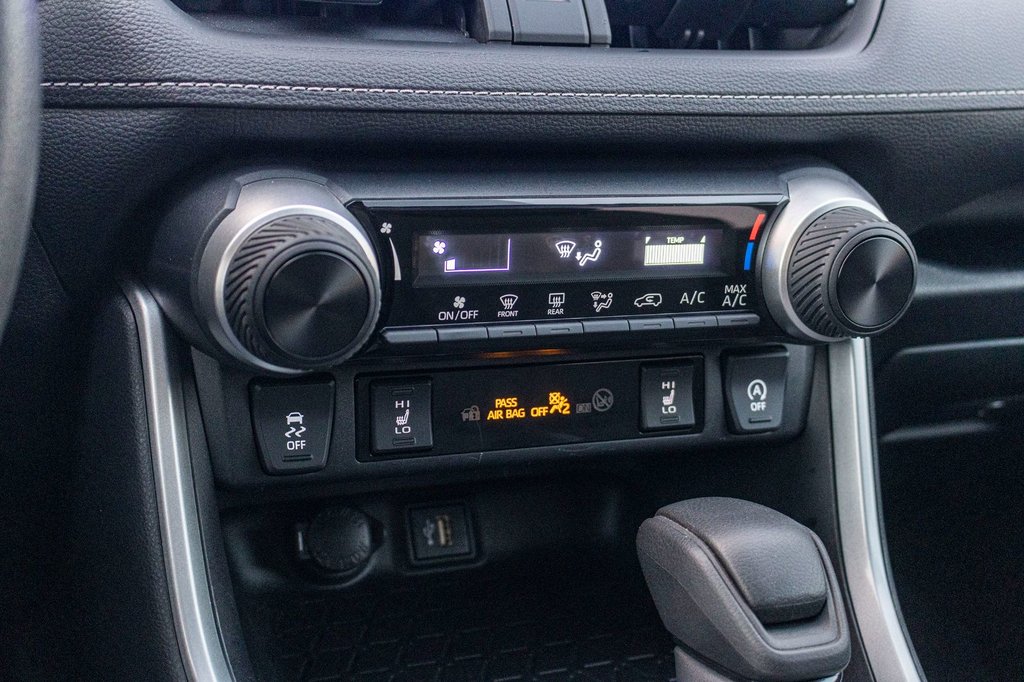 2023 Toyota RAV4 LE AWD **JAMAIS ACCIDENTÉ+CARPLAY+CAMÉRA** in Charlemagne, Quebec - 14 - w1024h768px