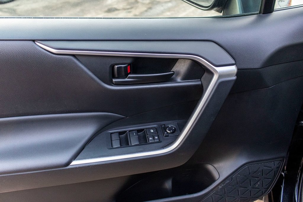 2023 Toyota RAV4 LE AWD **JAMAIS ACCIDENTÉ+CARPLAY+CAMÉRA** in Charlemagne, Quebec - 26 - w1024h768px