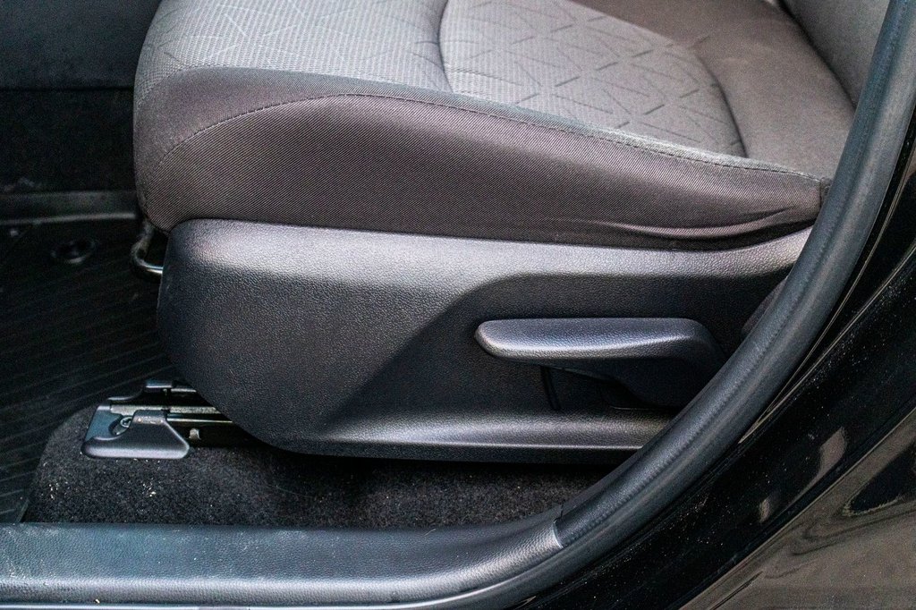 2023 Toyota RAV4 LE AWD **JAMAIS ACCIDENTÉ+CARPLAY+CAMÉRA** in Charlemagne, Quebec - 24 - w1024h768px