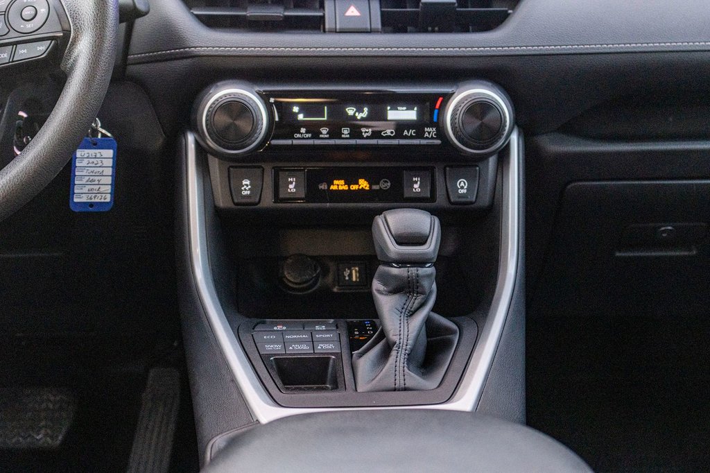 2023 Toyota RAV4 LE AWD **JAMAIS ACCIDENTÉ+CARPLAY+CAMÉRA** in Charlemagne, Quebec - 9 - w1024h768px