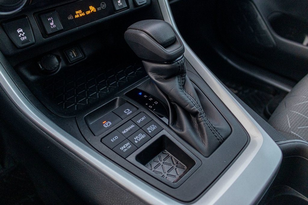 2023 Toyota RAV4 LE AWD **JAMAIS ACCIDENTÉ+CARPLAY+CAMÉRA** in Charlemagne, Quebec - 15 - w1024h768px