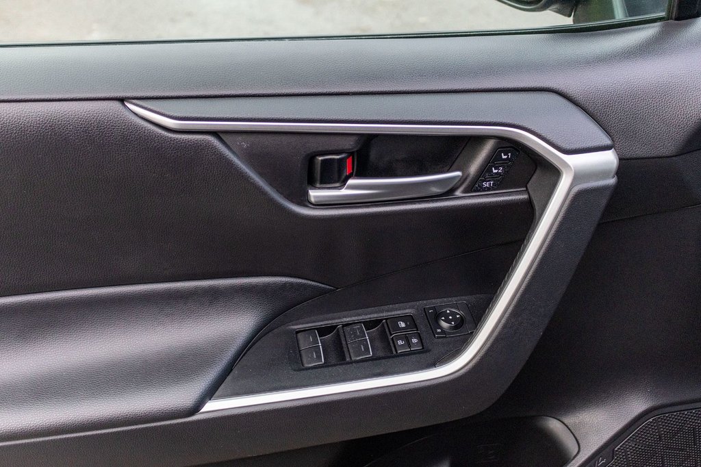2023 Toyota RAV4 XLE PREMIUM **JAMAIS ACCIDENTÉ+CUIR+TOIT+19PO** in Charlemagne, Quebec - 29 - w1024h768px