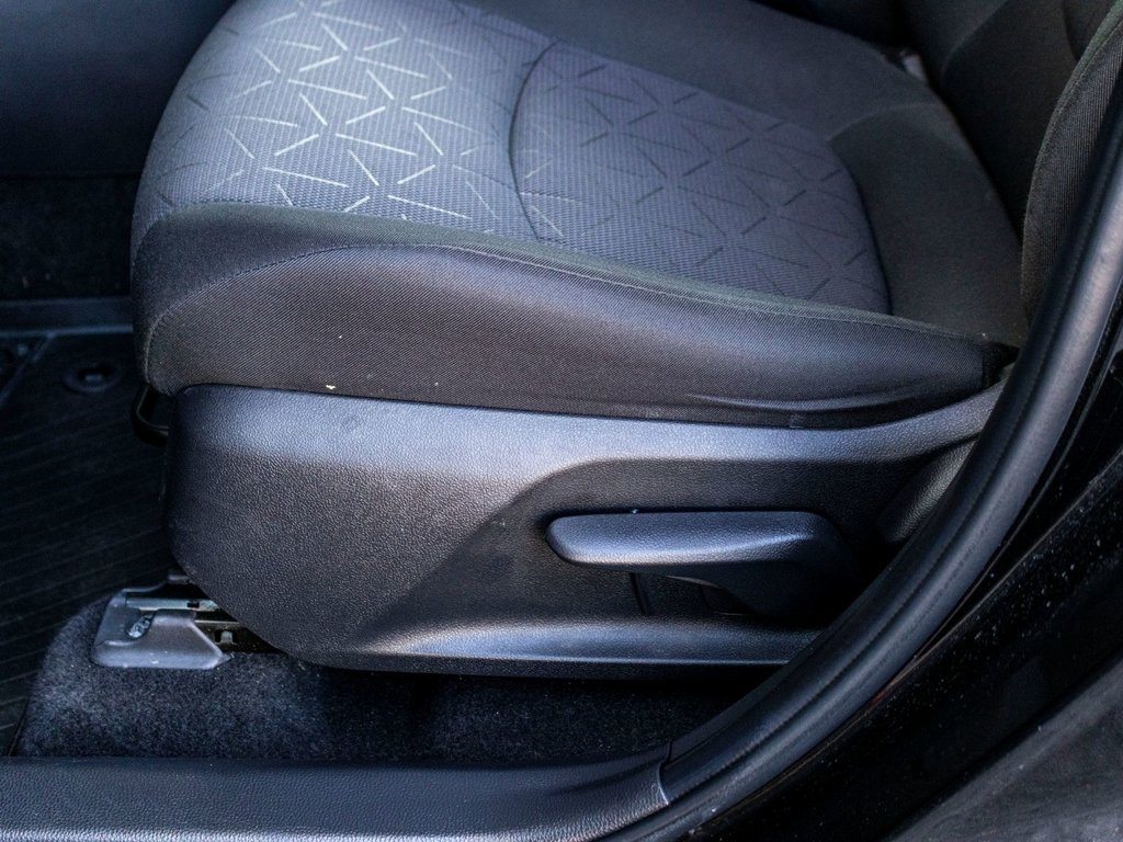 2023 Toyota RAV4 LE AWD**JAMAIS ACCIDENTÉ + SIÈGES AVANT CHAUFFANTS in Charlemagne, Quebec - 25 - w1024h768px