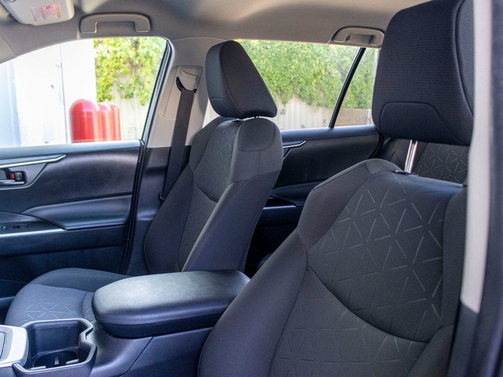 2023 Toyota RAV4 LE AWD**JAMAIS ACCIDENTÉ + SIÈGES AVANT CHAUFFANTS in Charlemagne, Quebec - 26 - w1024h768px