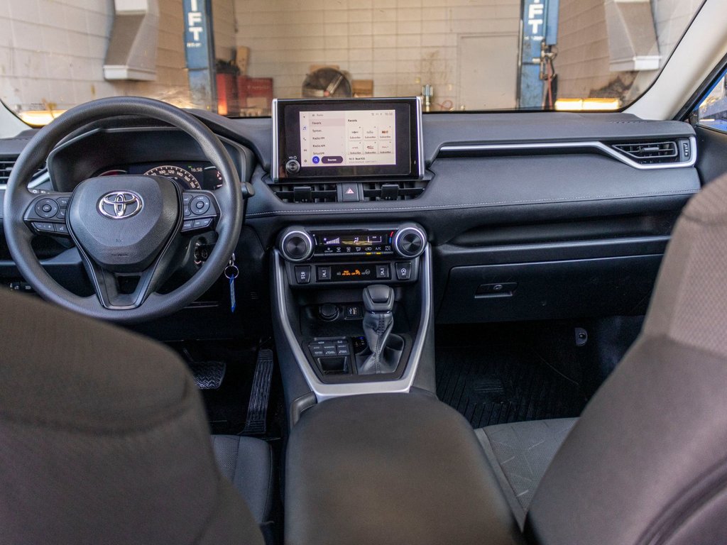 2023 Toyota RAV4 LE AWD**JAMAIS ACCIDENTÉ + SIÈGES AVANT CHAUFFANTS in Charlemagne, Quebec - 23 - w1024h768px