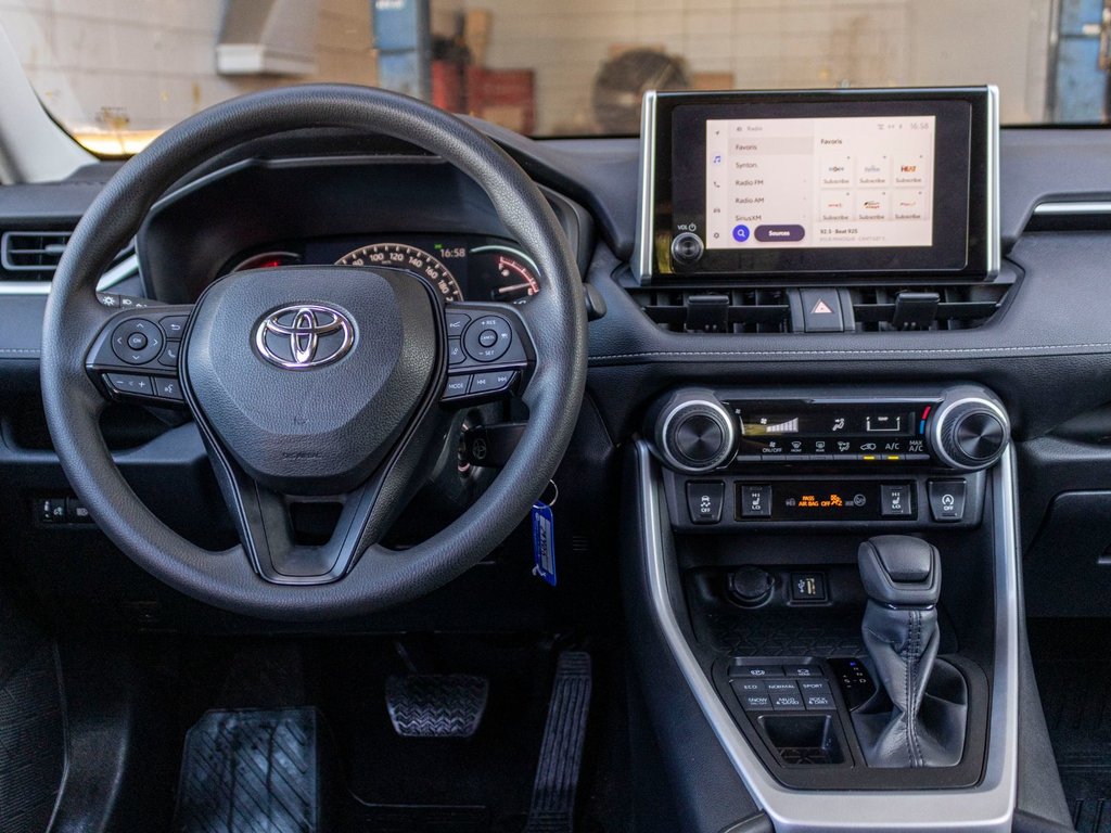2023 Toyota RAV4 LE AWD**JAMAIS ACCIDENTÉ + SIÈGES AVANT CHAUFFANTS in Charlemagne, Quebec - 8 - w1024h768px