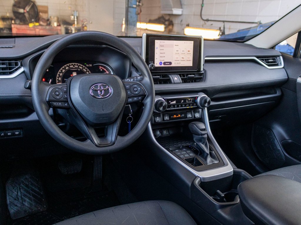 2023 Toyota RAV4 LE AWD**JAMAIS ACCIDENTÉ + SIÈGES AVANT CHAUFFANTS in Charlemagne, Quebec - 7 - w1024h768px