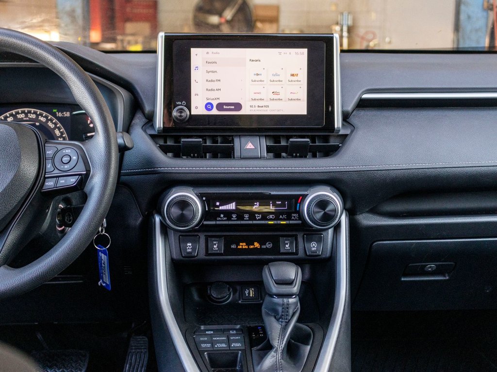 2023 Toyota RAV4 LE AWD**JAMAIS ACCIDENTÉ + SIÈGES AVANT CHAUFFANTS in Charlemagne, Quebec - 9 - w1024h768px