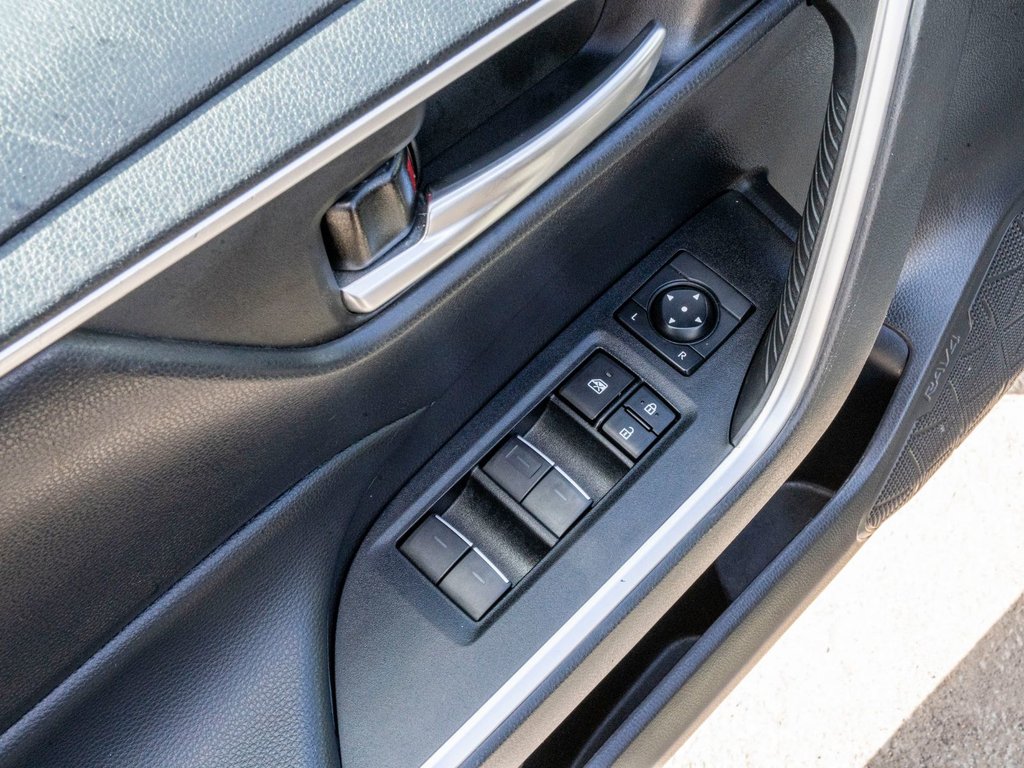 2023 Toyota RAV4 XLE AWD **TOIT+MAG+CAMÉRA+CARPLAY+ANDROID AUTO** in Saint-Jérôme, Quebec - 19 - w1024h768px