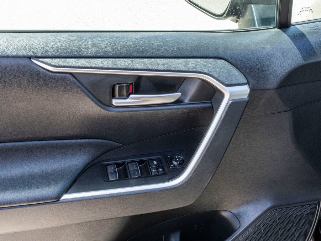 2023 Toyota RAV4 XLE AWD **TOIT+MAG+CAMÉRA+CARPLAY+ANDROID AUTO** in Saint-Jérôme, Quebec - 17 - w1024h768px