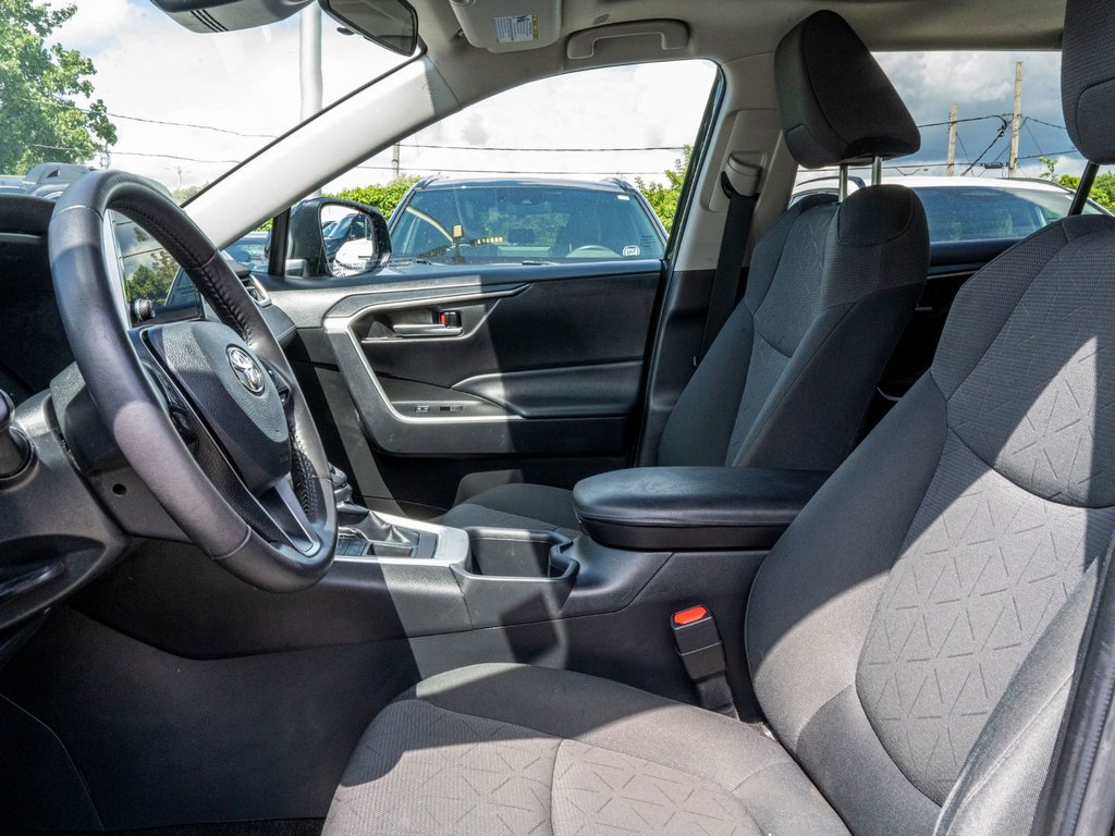 2023 Toyota RAV4 XLE AWD **TOIT+MAG+CAMÉRA+CARPLAY+ANDROID AUTO** in Saint-Jérôme, Quebec - 15 - w1024h768px