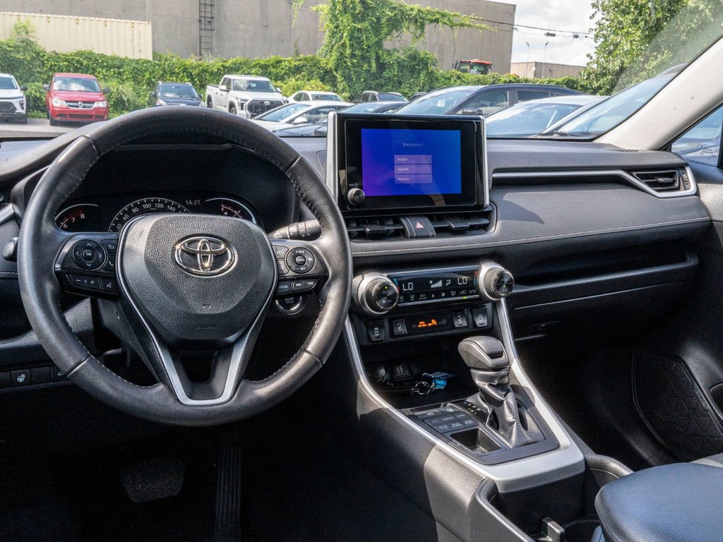 2023 Toyota RAV4 XLE AWD **TOIT+MAG+CAMÉRA+CARPLAY+ANDROID AUTO** in Saint-Jérôme, Quebec - 7 - w1024h768px