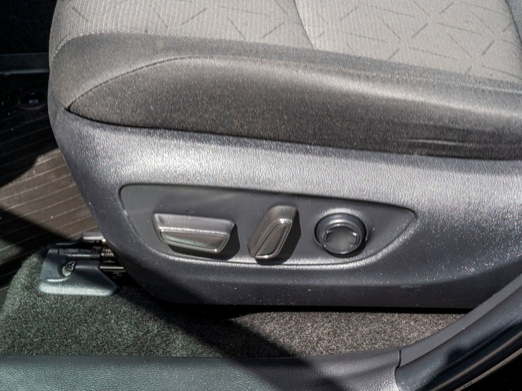 2023 Toyota RAV4 XLE AWD **TOIT+MAG+CAMÉRA+CARPLAY+ANDROID AUTO** in Saint-Jérôme, Quebec - 16 - w1024h768px