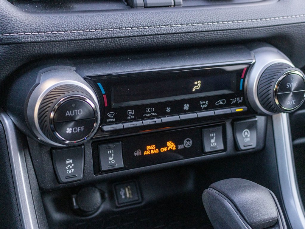 2023 Toyota RAV4 XLE AWD **JAMAIS ACCIDENTÉ+TOIT+MAG+CARPLAY** in Saint-Jérôme, Quebec - 14 - w1024h768px