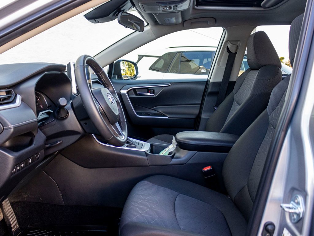 2023 Toyota RAV4 XLE AWD **JAMAIS ACCIDENTÉ+TOIT+MAG+CARPLAY** in Saint-Jérôme, Quebec - 24 - w1024h768px
