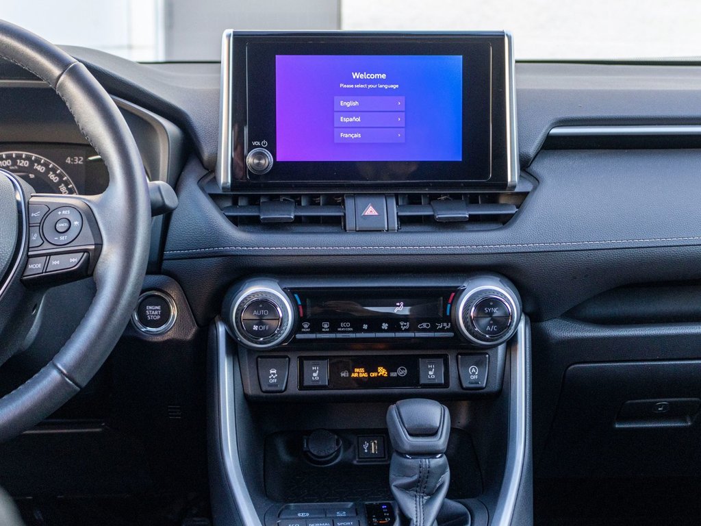 2023 Toyota RAV4 XLE AWD **JAMAIS ACCIDENTÉ+TOIT+MAG+CARPLAY** in Saint-Jérôme, Quebec - 9 - w1024h768px