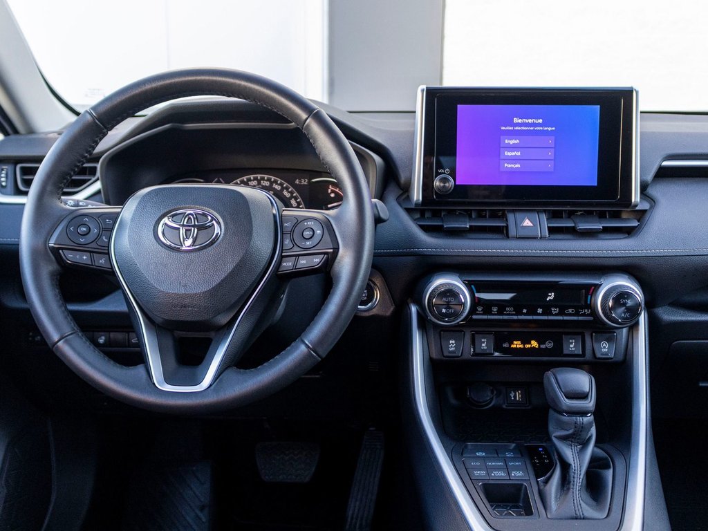 2023 Toyota RAV4 XLE AWD **JAMAIS ACCIDENTÉ+TOIT+MAG+CARPLAY** in Saint-Jérôme, Quebec - 8 - w1024h768px