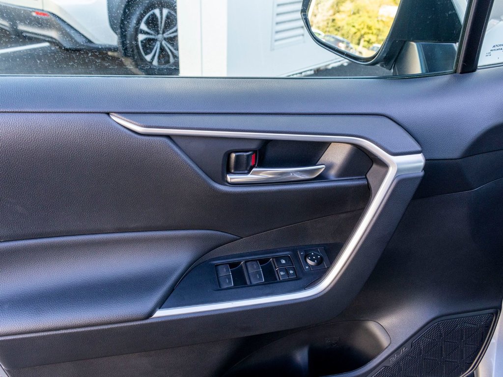 2023 Toyota RAV4 XLE AWD **JAMAIS ACCIDENTÉ+TOIT+MAG+CARPLAY** in Saint-Jérôme, Quebec - 28 - w1024h768px