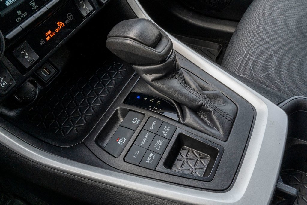 2024 Toyota RAV4 LE AWD **CARPLAY+ANDROID AUTO+CAMÉRA** in Charlemagne, Quebec - 13 - w1024h768px