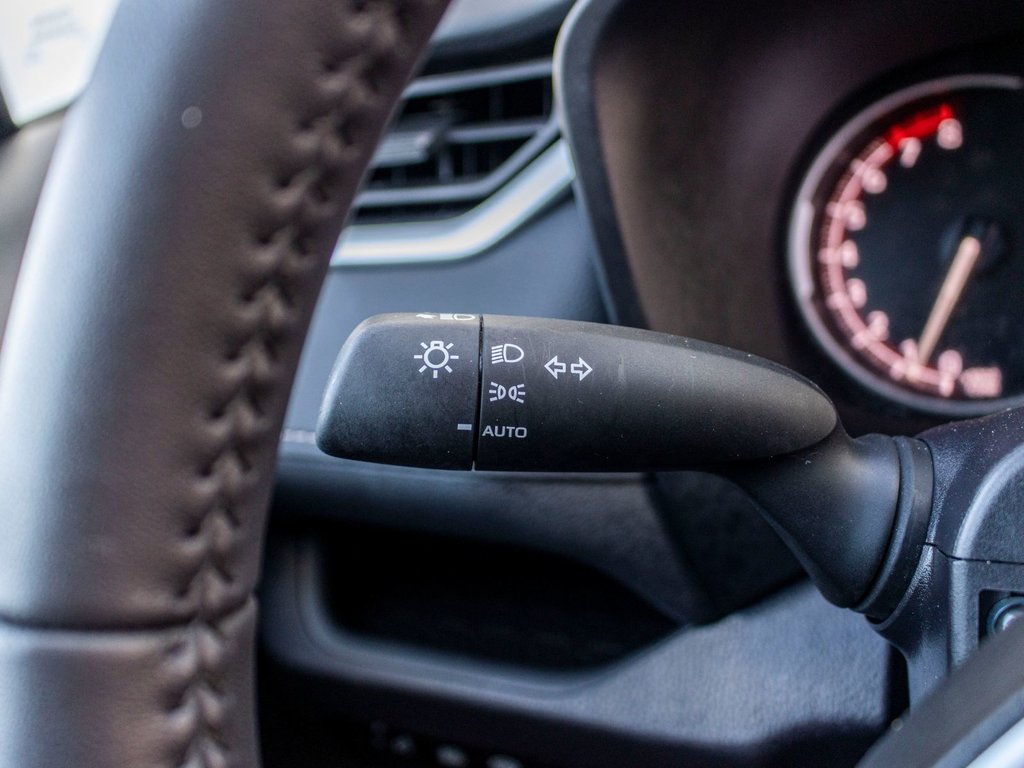 2025 Toyota RAV4 XLE in Charlemagne, Quebec - 21 - w1024h768px