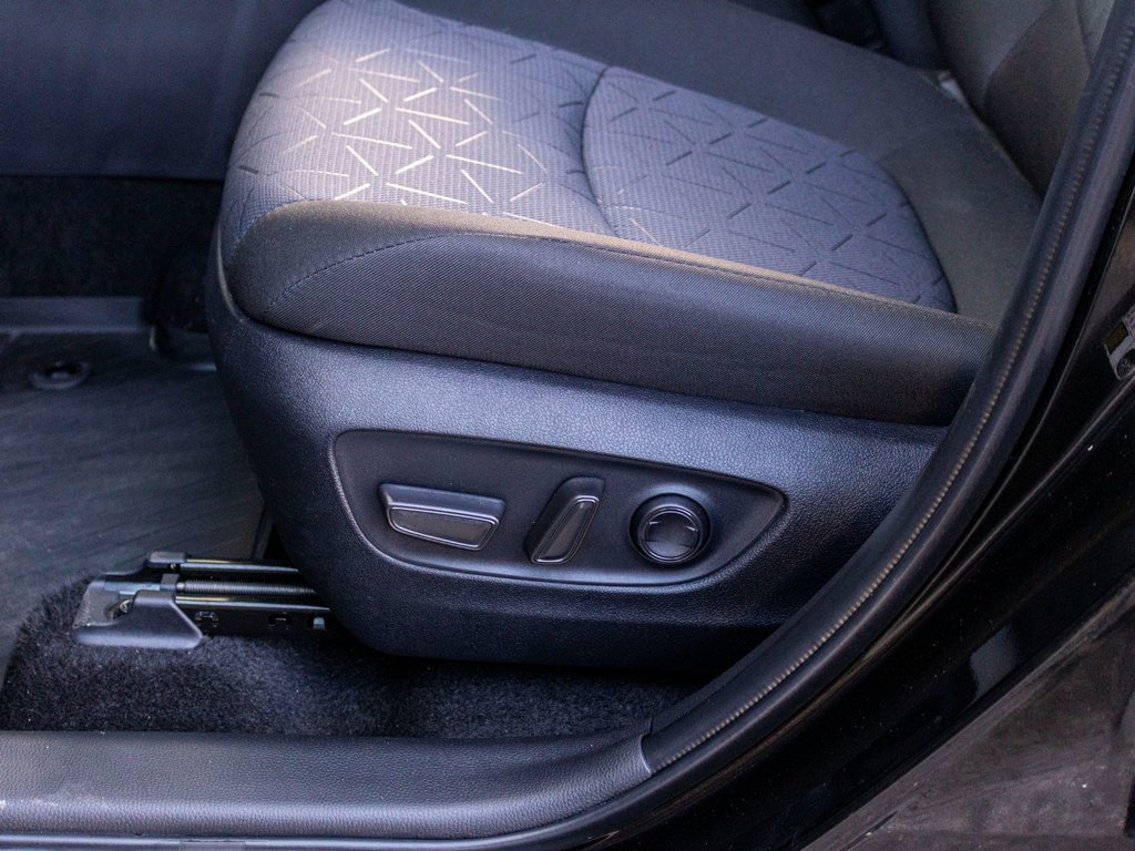 2025 Toyota RAV4 XLE in Charlemagne, Quebec - 27 - w1024h768px