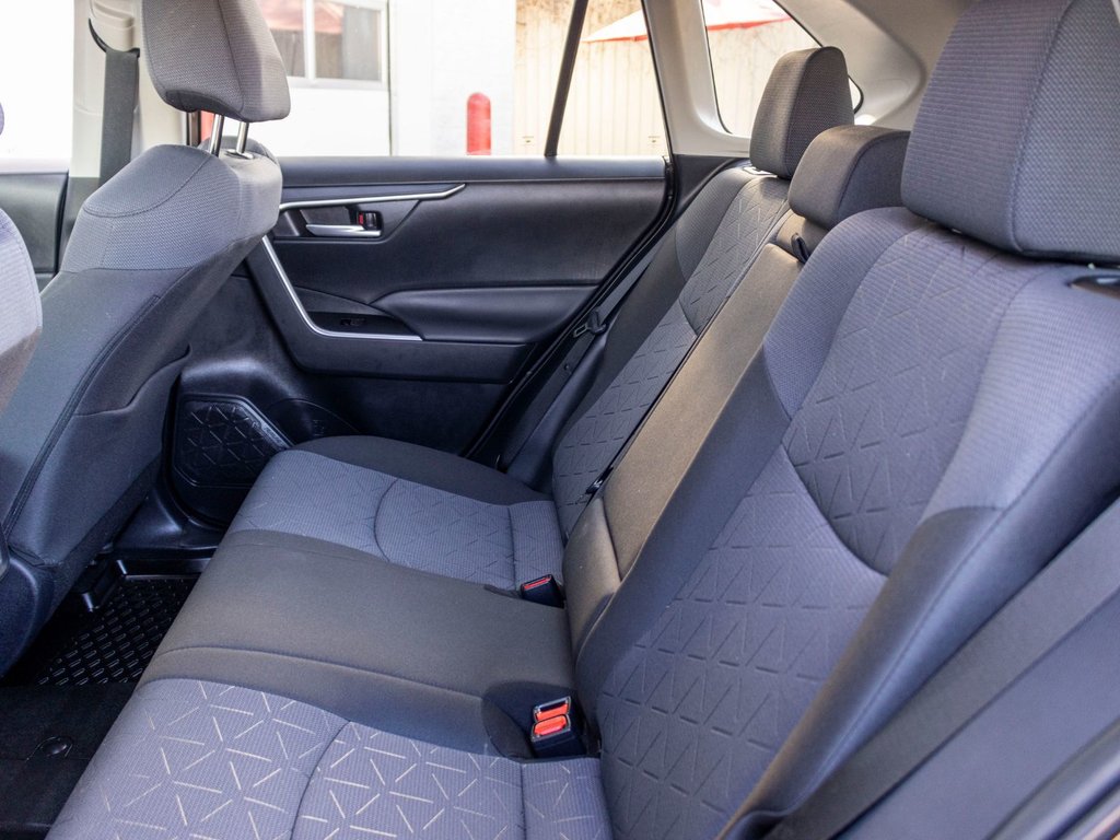 2025 Toyota RAV4 XLE in Charlemagne, Quebec - 33 - w1024h768px