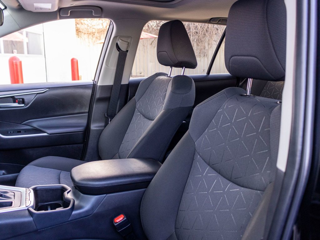2025 Toyota RAV4 XLE in Charlemagne, Quebec - 28 - w1024h768px