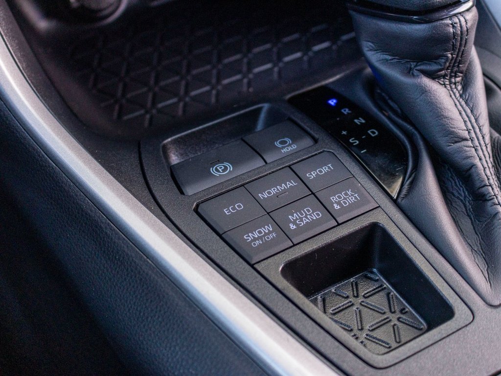 2025 Toyota RAV4 XLE in Charlemagne, Quebec - 17 - w1024h768px