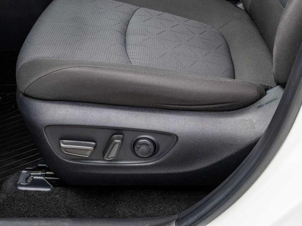 Toyota RAV4 XLE AWD **JAMAIS ACCIDENTÉ+TOIT+CARPLAY+MAG** 2025 à Charlemagne, Québec - 25 - w1024h768px