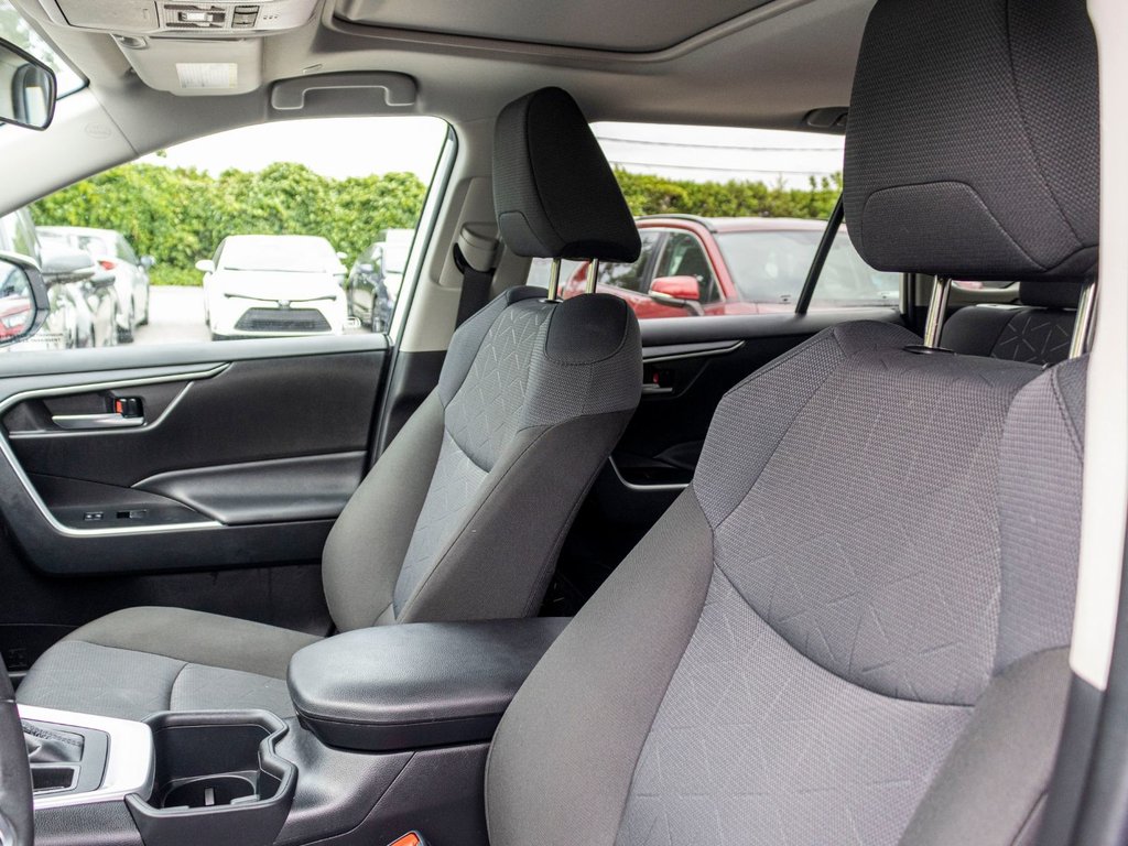 Toyota RAV4 XLE AWD **JAMAIS ACCIDENTÉ+TOIT+CARPLAY+MAG** 2025 à Charlemagne, Québec - 26 - w1024h768px