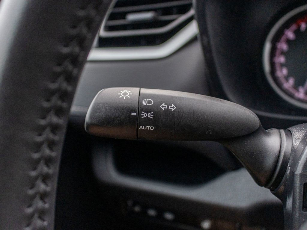 Toyota RAV4 XLE AWD **JAMAIS ACCIDENTÉ+TOIT+CARPLAY+MAG** 2025 à Charlemagne, Québec - 19 - w1024h768px