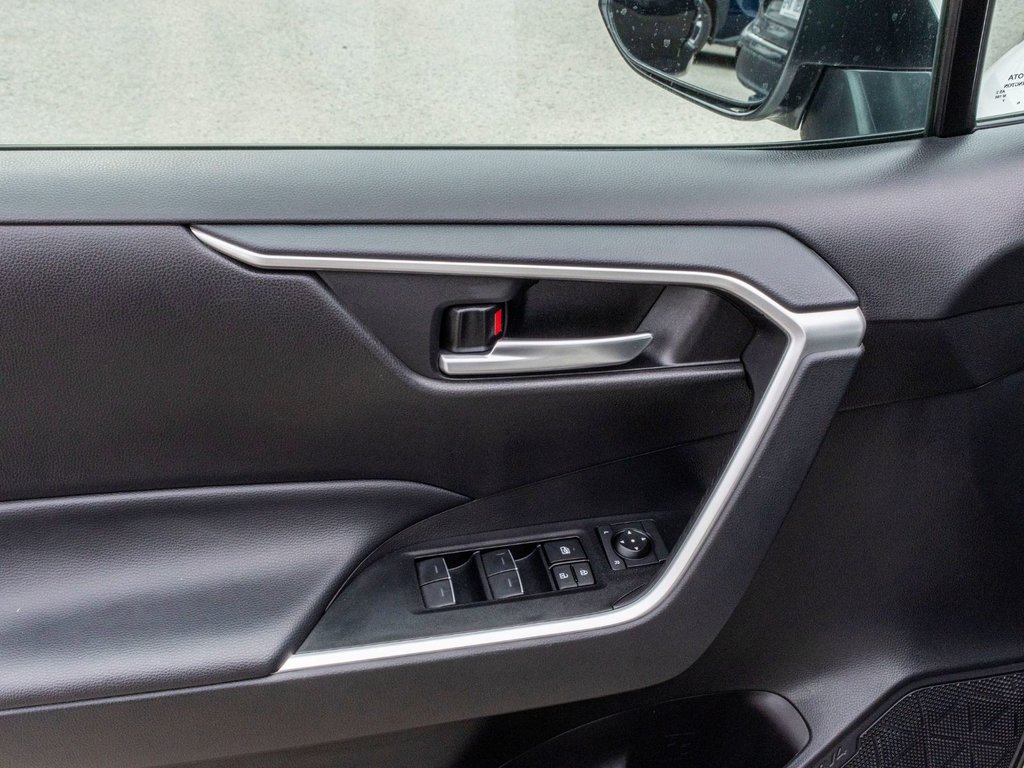 Toyota RAV4 XLE AWD **JAMAIS ACCIDENTÉ+TOIT+CARPLAY+MAG** 2025 à Charlemagne, Québec - 29 - w1024h768px