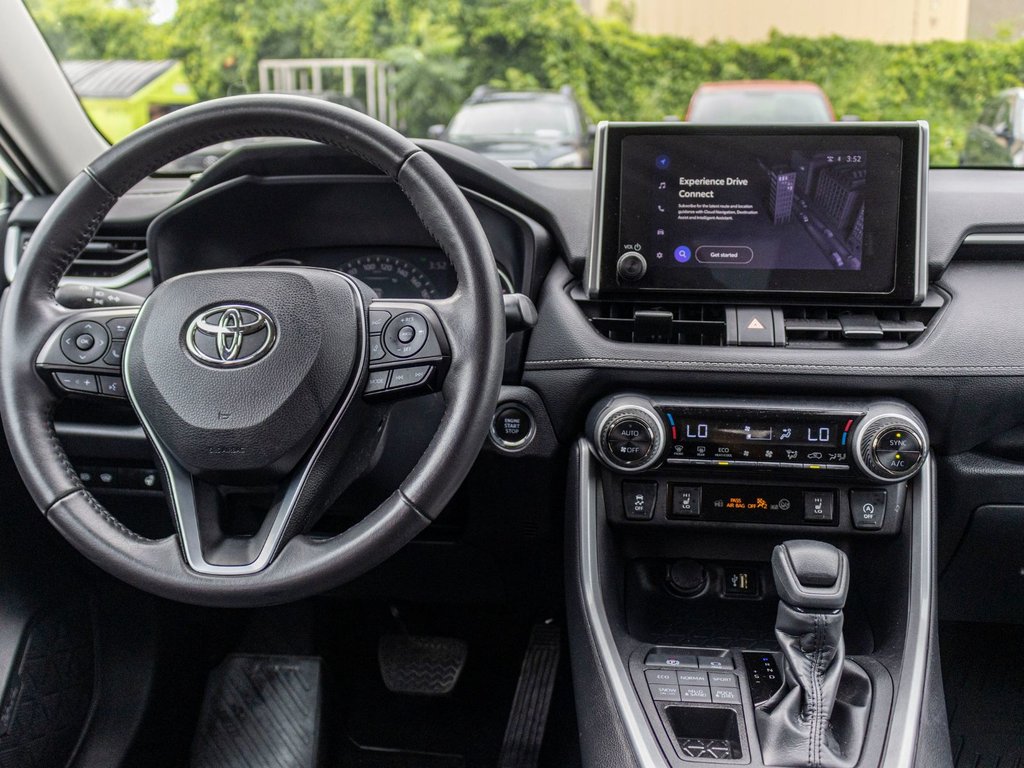 Toyota RAV4 XLE AWD **JAMAIS ACCIDENTÉ+TOIT+CARPLAY+MAG** 2025 à Charlemagne, Québec - 8 - w1024h768px