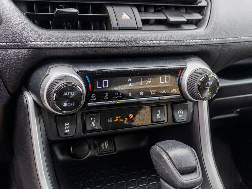 Toyota RAV4 XLE AWD **JAMAIS ACCIDENTÉ+TOIT+CARPLAY+MAG** 2025 à Charlemagne, Québec - 14 - w1024h768px
