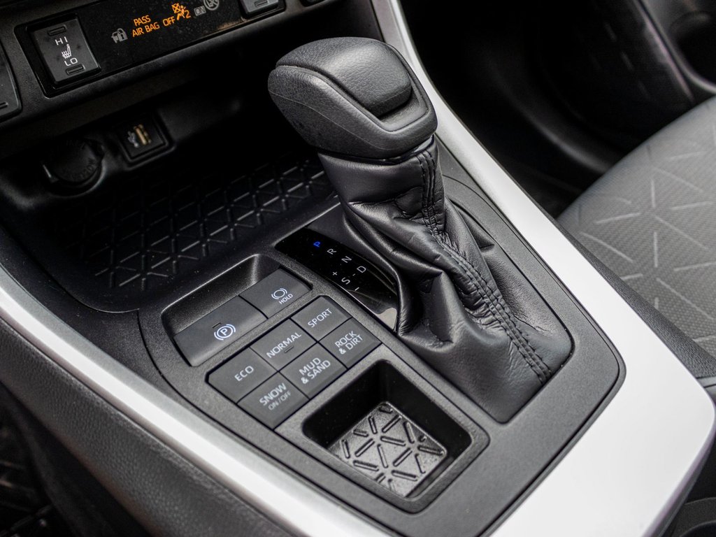 Toyota RAV4 XLE AWD **JAMAIS ACCIDENTÉ+TOIT+CARPLAY+MAG** 2025 à Charlemagne, Québec - 15 - w1024h768px